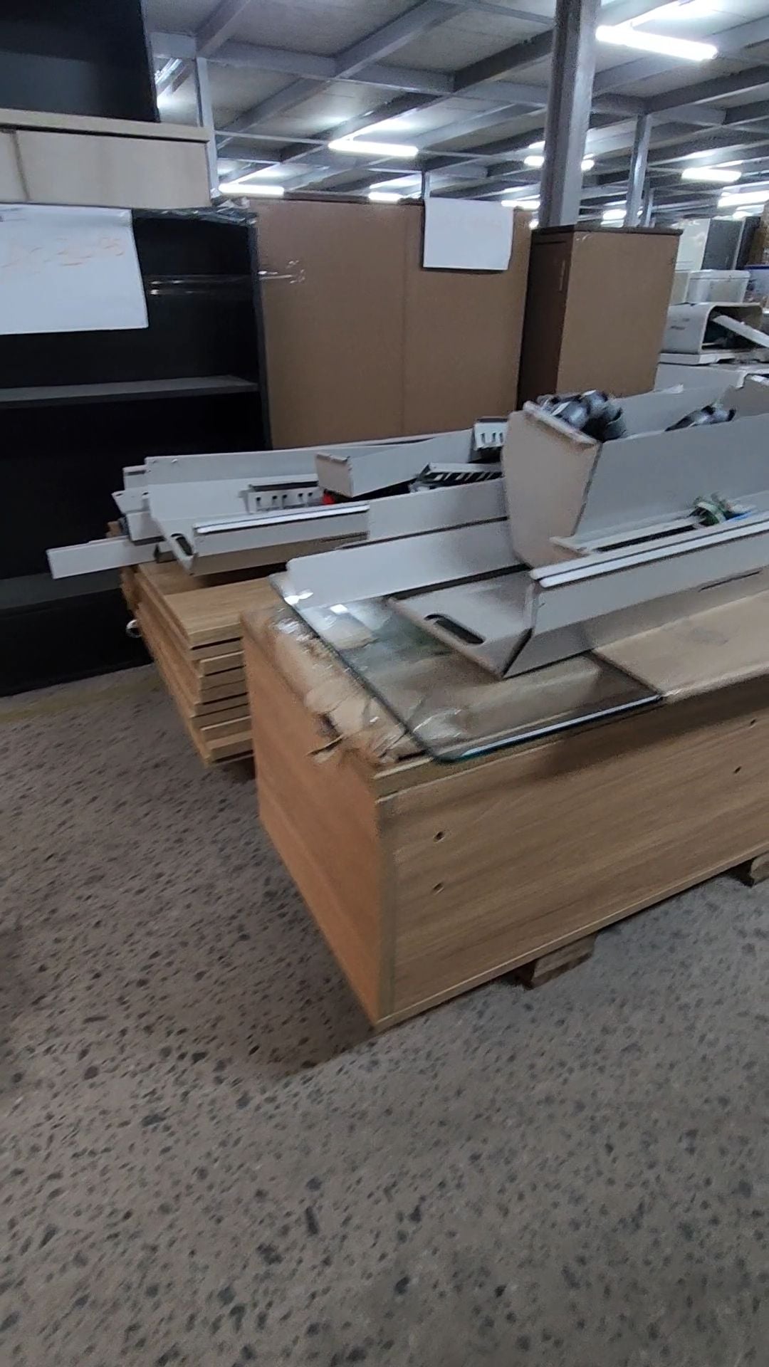 Estação de trabalho para 10 lugares, com 2 posições com elevação automática e cachepot - DESMONTADAE NÃO ACOMPANHA GAVETEIROS - vídeo 3