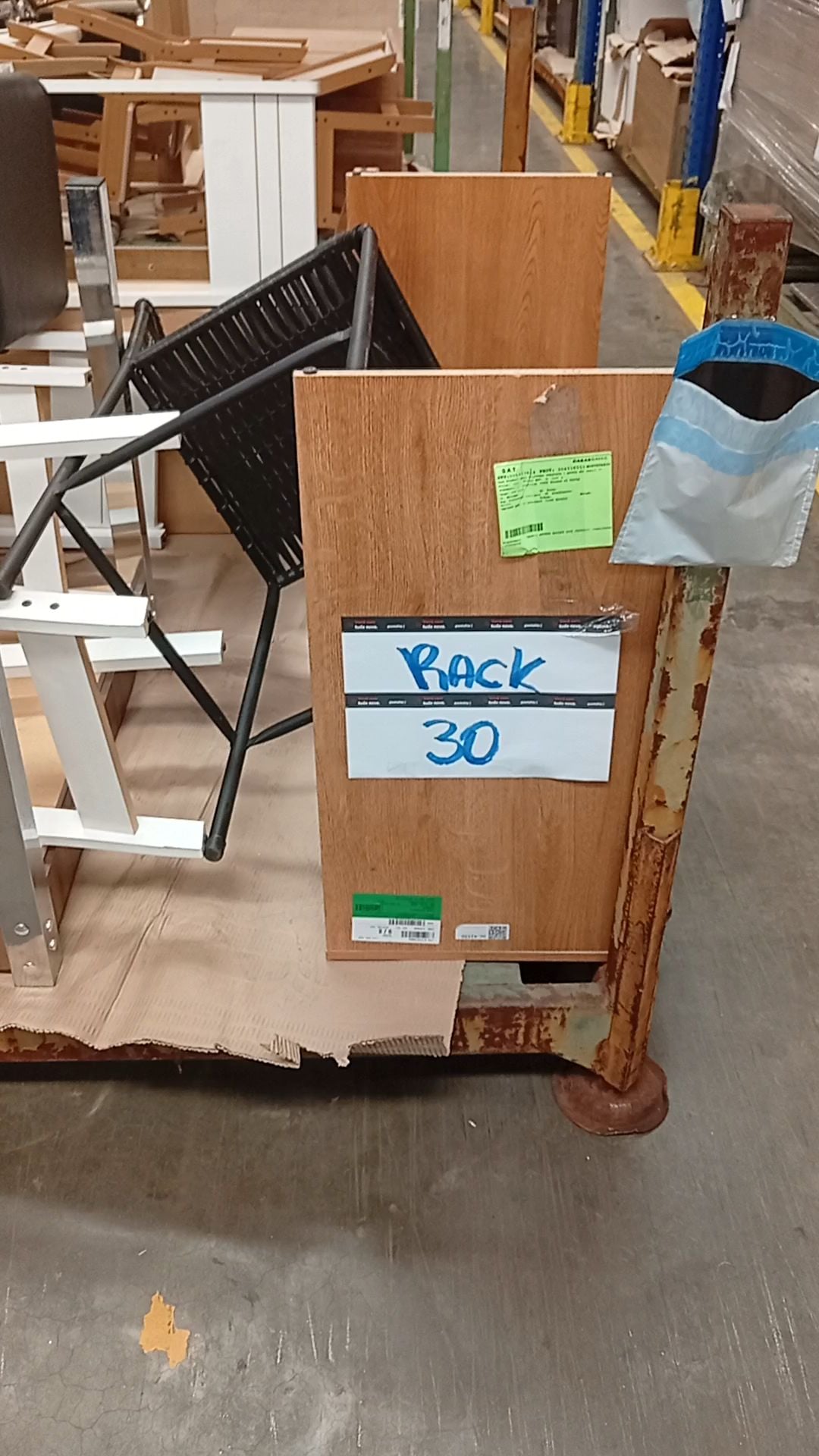 7 Móveis (3 Banquetas Famais, 1 Mesa Politorno, 1 Conjunto Mesa Indekes, 1 Rack Artely e 1 Base para Tampo Aço Nobre) - Paletes Não Acomapanham - vídeo 2