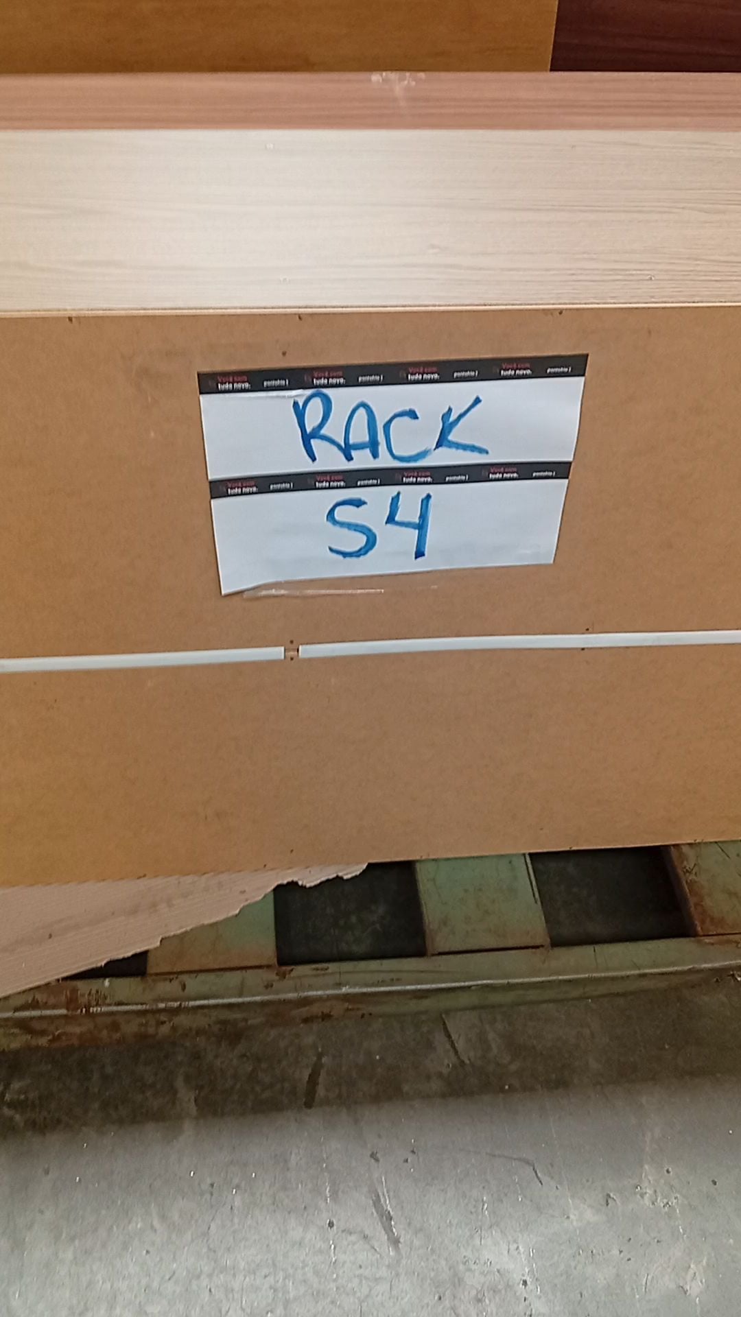 6 Móveis (2 Racks Colibri, 1 Bancada Colibri, 1 Painel Artely, 1 Sapateira Bartira e 1 Mesa de Cabeceira Bartira) -  Paletes Não Acomapanham - vídeo 2