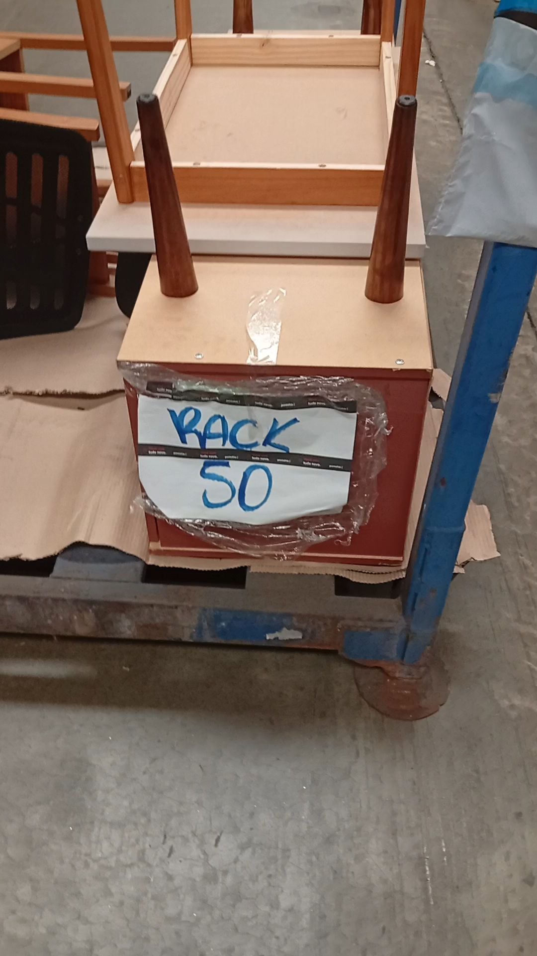4 Móveis (Rack e Mesa de Centro Patrimar, Conjunto Mesa Viero e Cadeira Giratória Or Design) - Paletes Não Acomapanham - vídeo 2