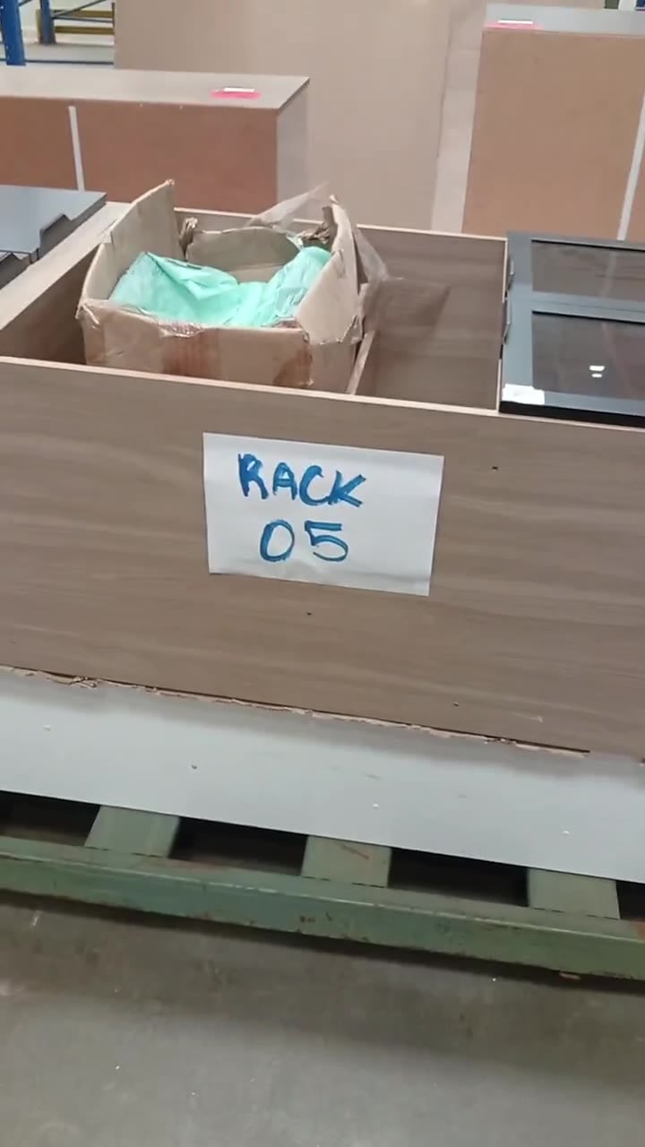 6 Móveis (2 Cômodas Bartira, 1 Bancada Madetec, 1 Paneleiro Demobile, 1 Armário Politorno e 1 Cadeira Or Design) -  Paletes Não Acomapanham - vídeo 2